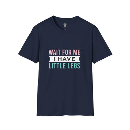 Warte auf mich, ich habe kleine Beine T-Shirt – Süßes Kinder-/Familien-Partner-T-Shirt